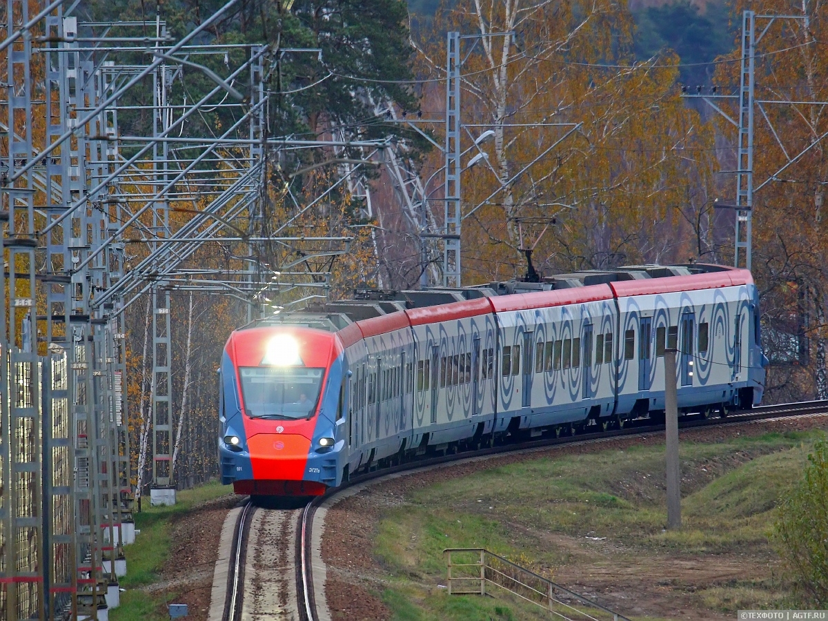 Электропоезд Ивогла ЭГ2Тв на маршруте Москва Белорусская — Усово.