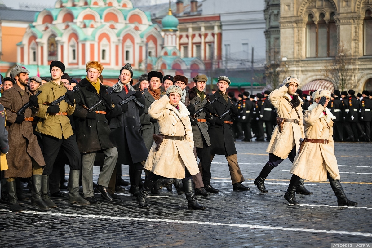 Зачем парад. Парад 7 ноября 2012 года в Москве. Парад 7 ноября 2015 года. Торжественный марш 7 ноября. Парад 7 ноября 2011 года в Москве.