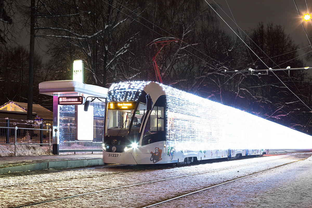 Новогодний трамвай Витязь-М в Москве 2019